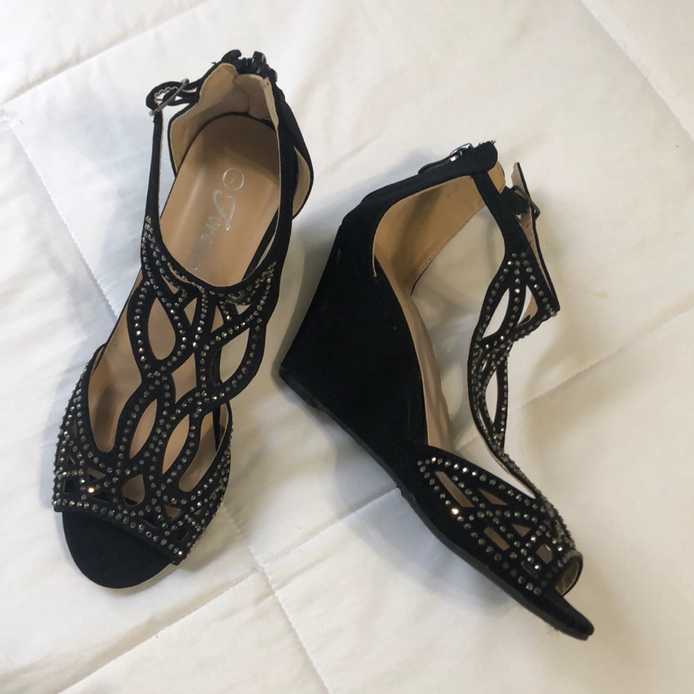 Black Wedges